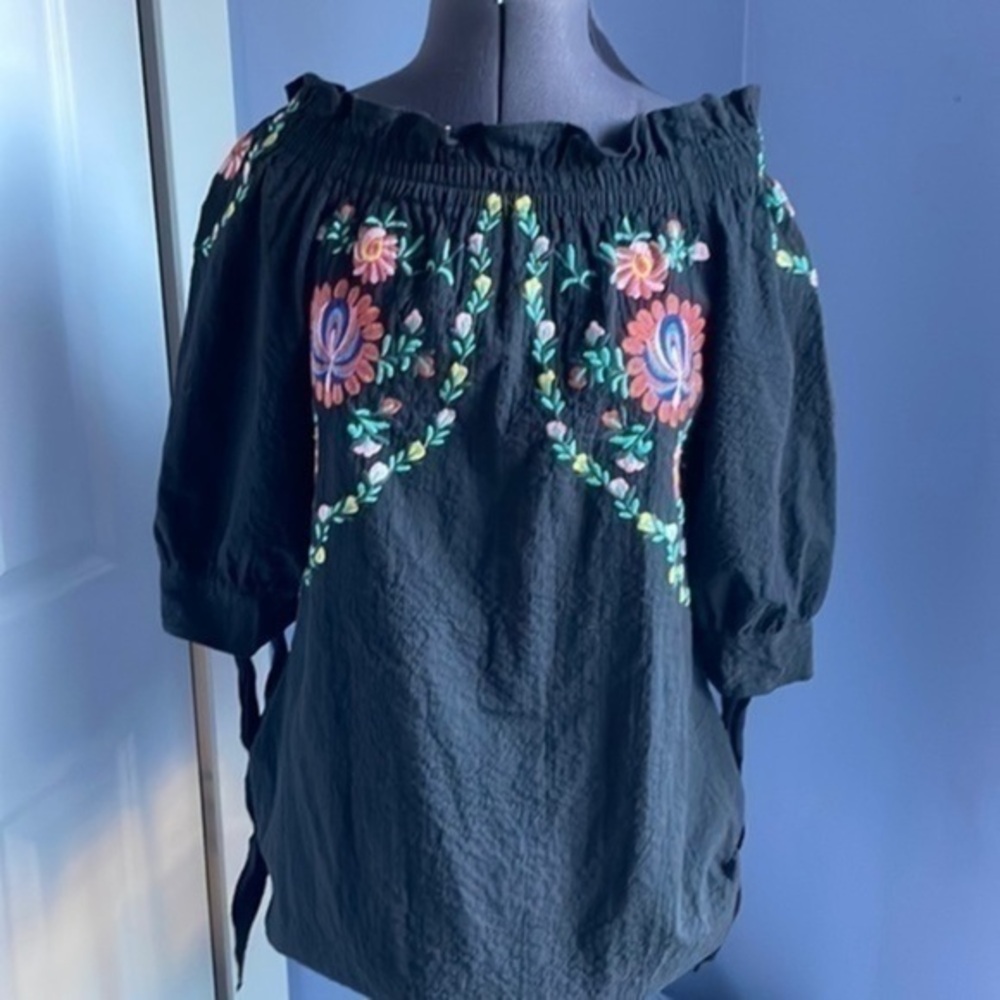 NWT Fashion Fuse top size Small Boho black with floral embroidery blouse